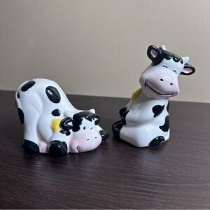 VINTAGE Whimsical Black & White Cow Cows Porcelain Salt & Pepper Shakers CUTE!